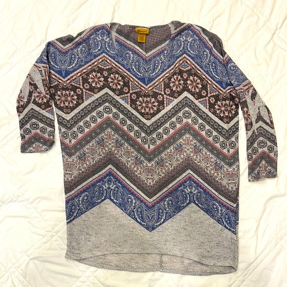 Super cute stretchy sweater that comes to about mid thigh very light weight - Picture 1 of 2